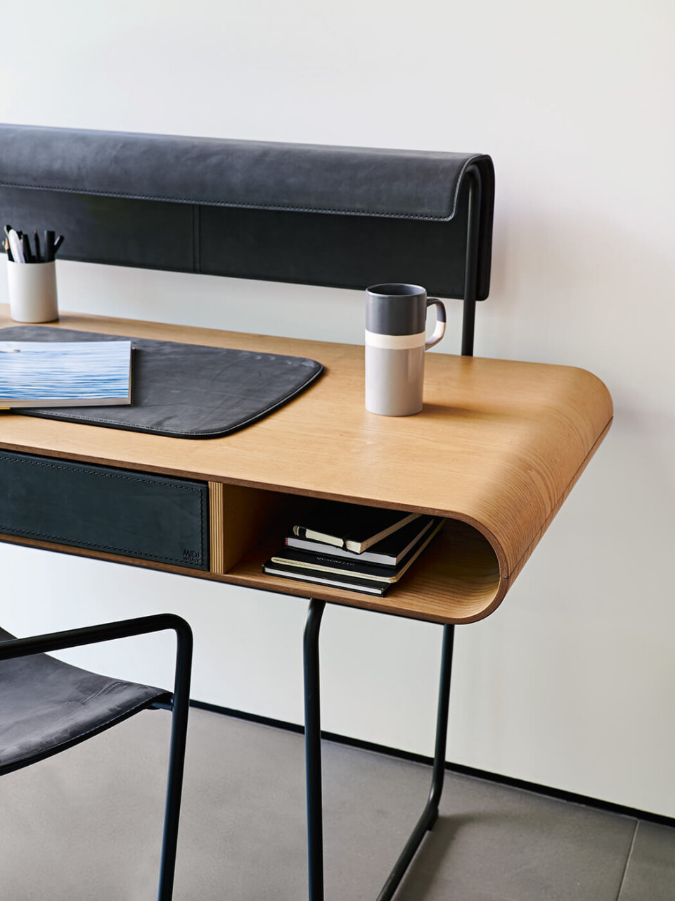 Apelle Desk