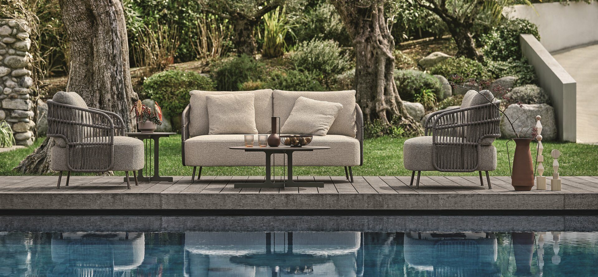 356 Outdoor Sofas and Sunbeds